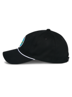 Alpinestars Calipalm Strapback pet, zwart, zijaanzicht, gebogen klep met wit koordaccent, zwarte katoenen keperstof, kleurrijke logo-patch op de voorzijde, casual motorsport-geïnspireerde pet