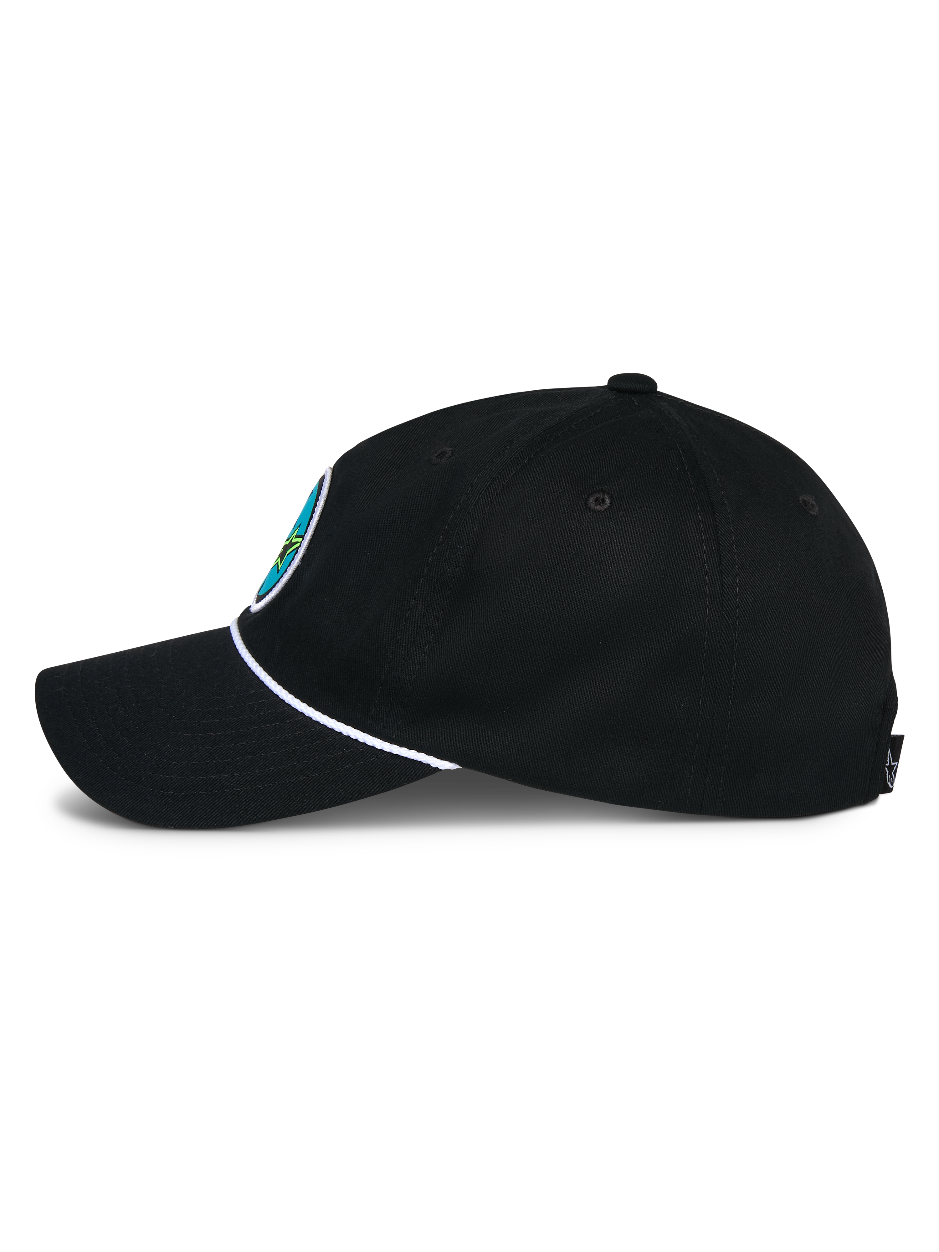 Alpinestars Calipalm Strapback pet, zwart, zijaanzicht, gebogen klep met wit koordaccent, zwarte katoenen keperstof, kleurrijke logo-patch op de voorzijde, casual motorsport-geïnspireerde pet