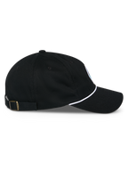 Alpinestars Calipalm Strapback pet, zijaanzicht, zwart, gebogen klep met wit koorddetail, verstelbare achtersluiting met messing gesp, 100% katoenen keperstof, casual op motorsport geïnspireerde hoofdbedekking