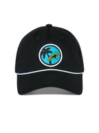 Alpinestars Calipalm Strapback pet, zwarte pet, met een ronde geweven patch met een palmboom en limoengroen Astars-logo op een blauwe achtergrond, wit koorddetail boven de klep, casual sportkleding