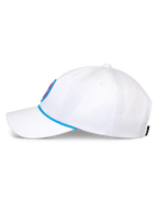 Alpinestars Calipalm Strapback pet, witte baseballcap, zijaanzicht met een gebogen klep en blauw koorddetail, ongestructureerde lage kroon van witte katoenen keperstof, casual sportieve hoofddeksel