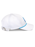 Alpinestars Calipalm Strapback pet, wit, zijaanzicht met gebogen klep en ongestructureerde lage kroon, blauw koorddetail aan de basis, verstelbare band aan de achterkant met metalen gesp, casual katoenen keperstof sportswear