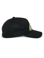Alpinestars Lucid Snapback pet, zwart, zijaanzicht, gebogen klep met gestructureerde kroon, levendig meerkleurig geborduurd logo, 100% katoenen keperstof