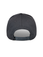 Alpinestars Lucid Snapback Kappe, Dunkelgrau, Rückansicht mit verstellbarem Snapback-Verschluss aus Kunststoff und kleinem schwarzen Logo-Etikett, strukturierte Krone, lässige, vom Motorsport inspirierte Kopfbedeckung