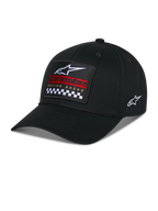 Alpinestars Matrix Snapback pet, zwart, gebogen klep met gestructureerde kroon, meerkleurige borduurpatch aan de voorzijde met Alpinestars-logo, rode branding en geblokt patroon, geborduurd logo aan de zijkant, casual motorsport-hoofddeksel