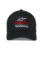 Alpinestars Matrix Snapback Pet, zwart, gestructureerde kroon en gebogen klep, vooraanzicht met een meerkleurige geborduurde patch met een wit Astars-logo, rode merknaam en een zwart-wit geblokt patroon, casual motorsport-hoofddeksel