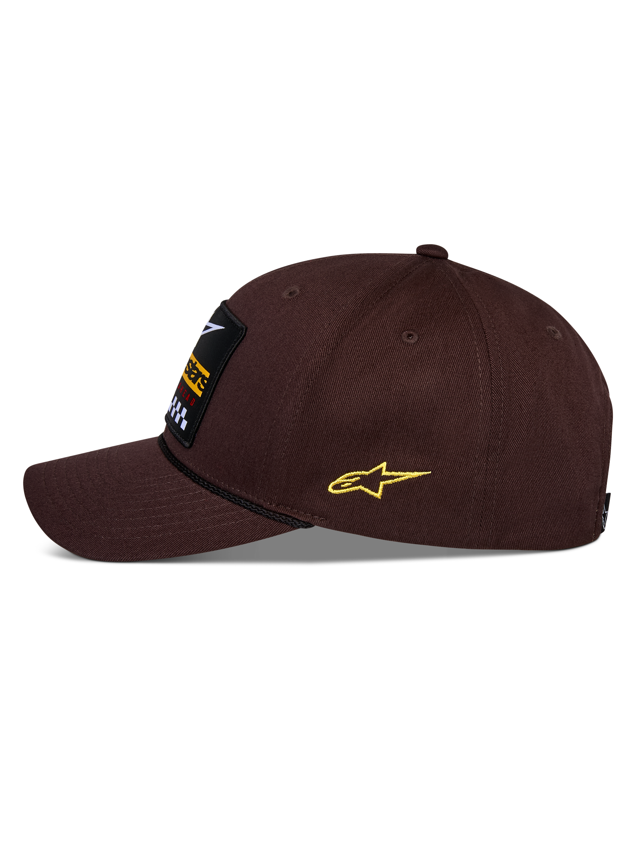 Alpinestars Matrix Snapback pet, bruin, zijaanzicht, gebogen klep met zwart koorddetail, geborduurde patch aan de voorzijde, geel Astars-logo aan de zijkant, gestructureerde katoenen twill-constructie, casual motorsport pet