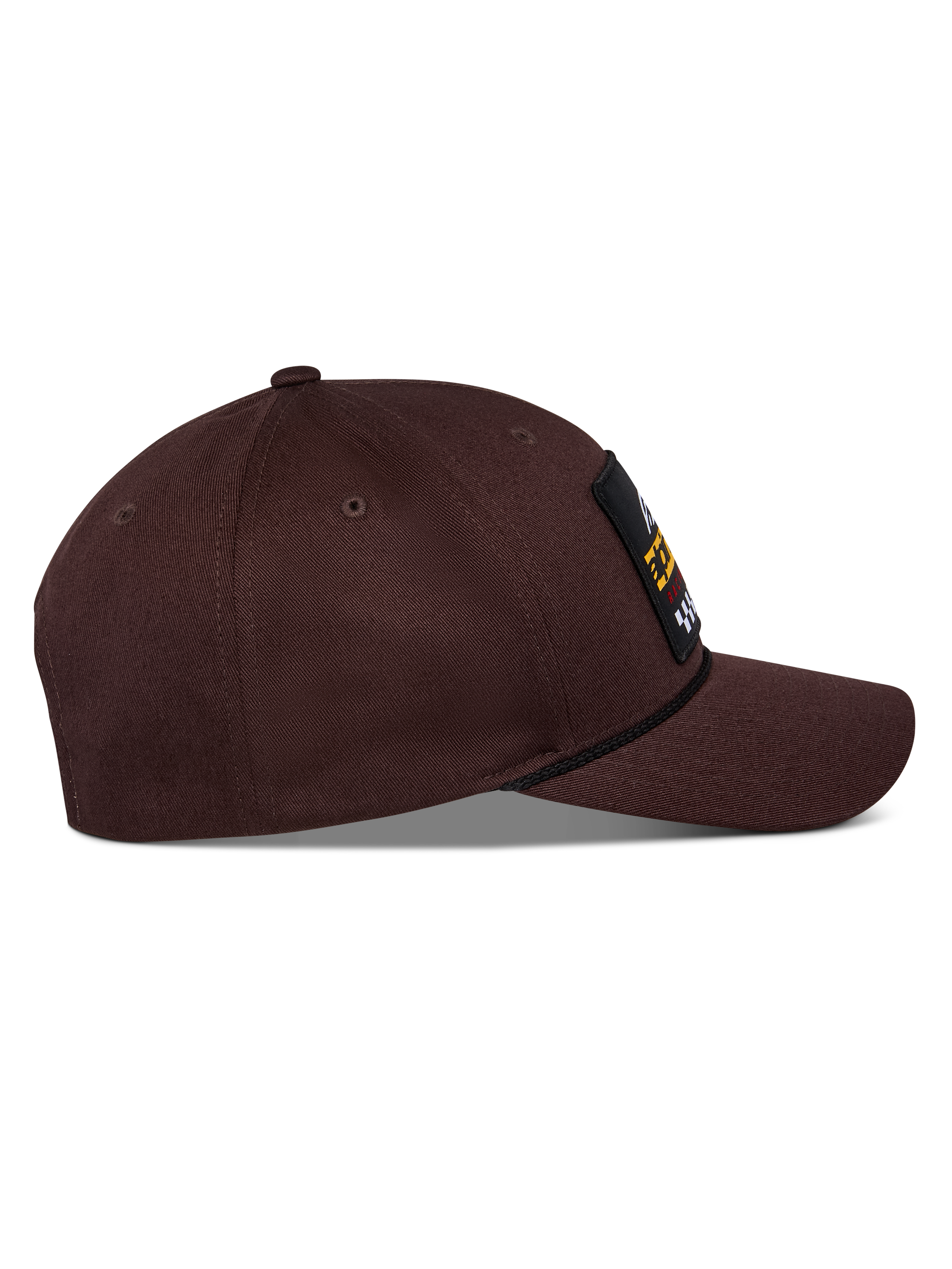 Alpinestars Matrix Snapback pet, donkerbruin, zijaanzicht met gebogen klep, gestructureerde kroon en logopatch aan de voorzijde met touwdetail, casual motorsport-geïnspireerde hoofdbedekking