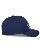 Alpinestars Trifecta Snapback pet, marineblauw, zijaanzicht met gebogen klep en gestructureerde kroon, wit Astars-logo met driekleurige strepen, katoenen keperstof, casual motorsport streetwear