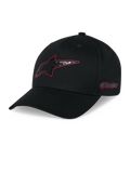 Alpinestars Carbon Fiber Snapback pet, zwart, gebogen klep met gestructureerde kroon, Astars-logo op de voorkant met rode omlijning en carbon fiber look, Alpinestars-woordmerk aan de zijkant in rood, casual motorsport hoofdbedekking