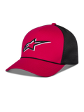 Alpinestars Ageless Shadow Trucker pet, rood met zwart, voorzien van een rode gestructureerde kroon en gebogen klep, zwarte mesh-achterpanelen, wit en zwart geborduurd Astars-logo op de voorzijde, casual motorsport-geïnspireerde hoofdbedekking