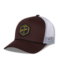 Alpinestars Hexeon Trucker pet, bruin en wit, gebogen klep met gestructureerde donkerbruine voorkant en witte mesh achterkant, voorzien van een zwarte zeshoekige patch op de voorkant met geel logo, geborduurd logo aan de zijkant en klassieke trucker-stijl.