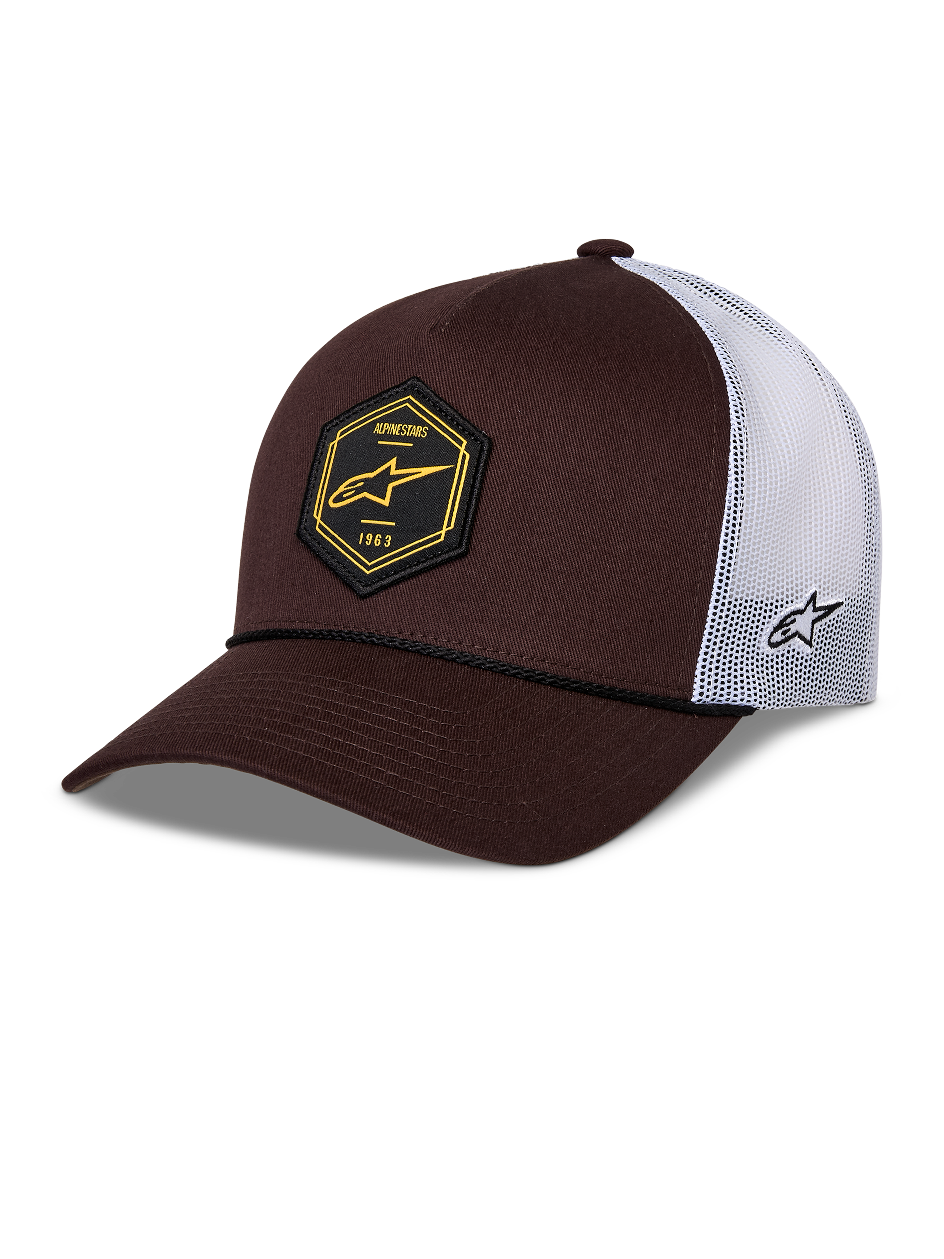Alpinestars Hexeon Trucker Mütze, Braun und Weiß, gebogener Schirm mit strukturierter dunkelbrauner Front und weißer Mesh-Rückseite, schwarzes hexagonales Front-Patch mit gelbem Logo, seitlich gesticktes Logo, klassisches Trucker-Styling.