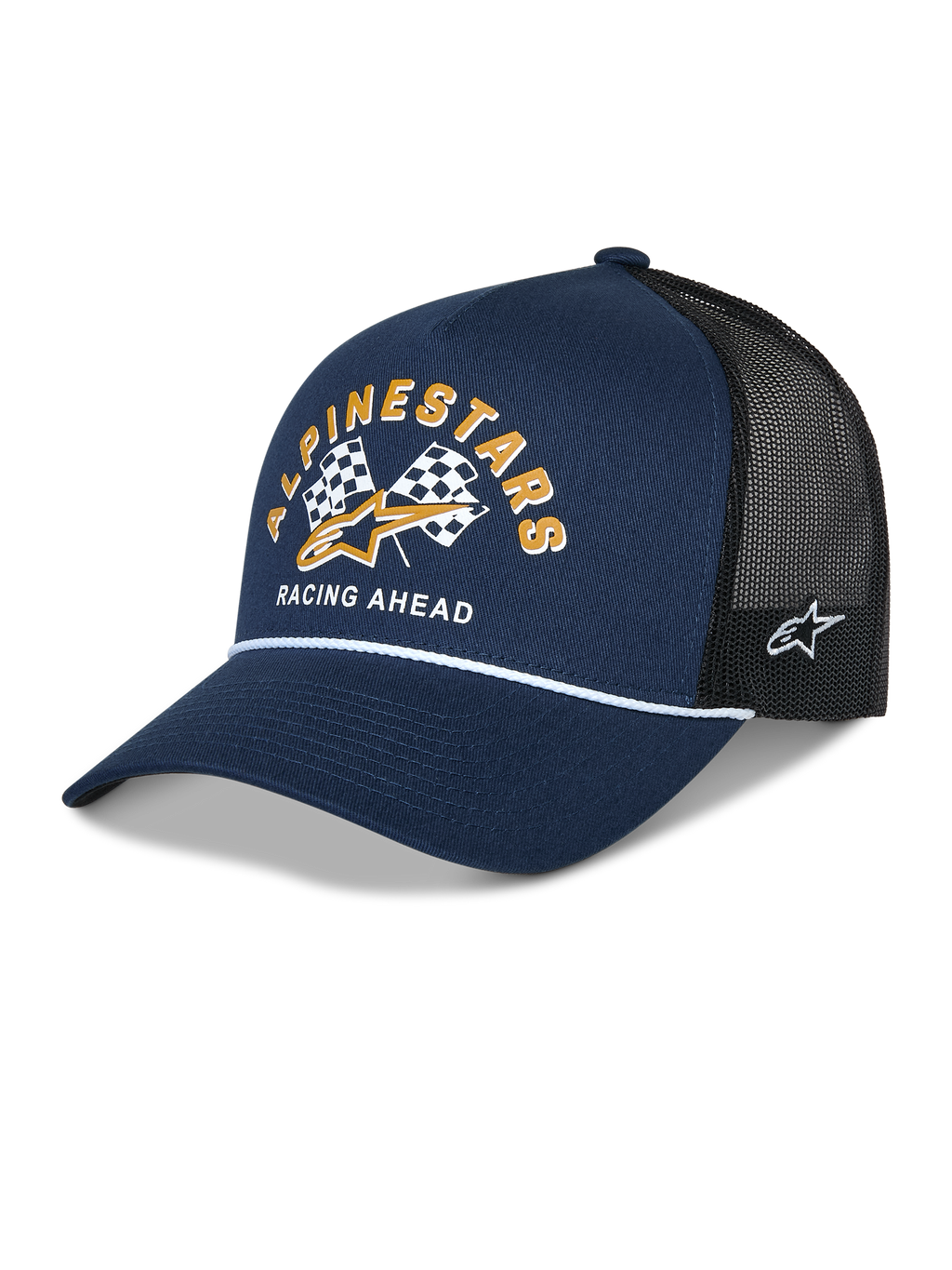 Alpinestars Finisher Trucker pet, marineblauw en zwart, gebogen klep met wit koorddetail, Alpinestars grafische print met geblokte vlaggen, gouden logo en 'Racing Ahead' tekst op de voorkant, Astars logo-borduurwerk aan de zijkant, casual motorsport-hoofdbedekking