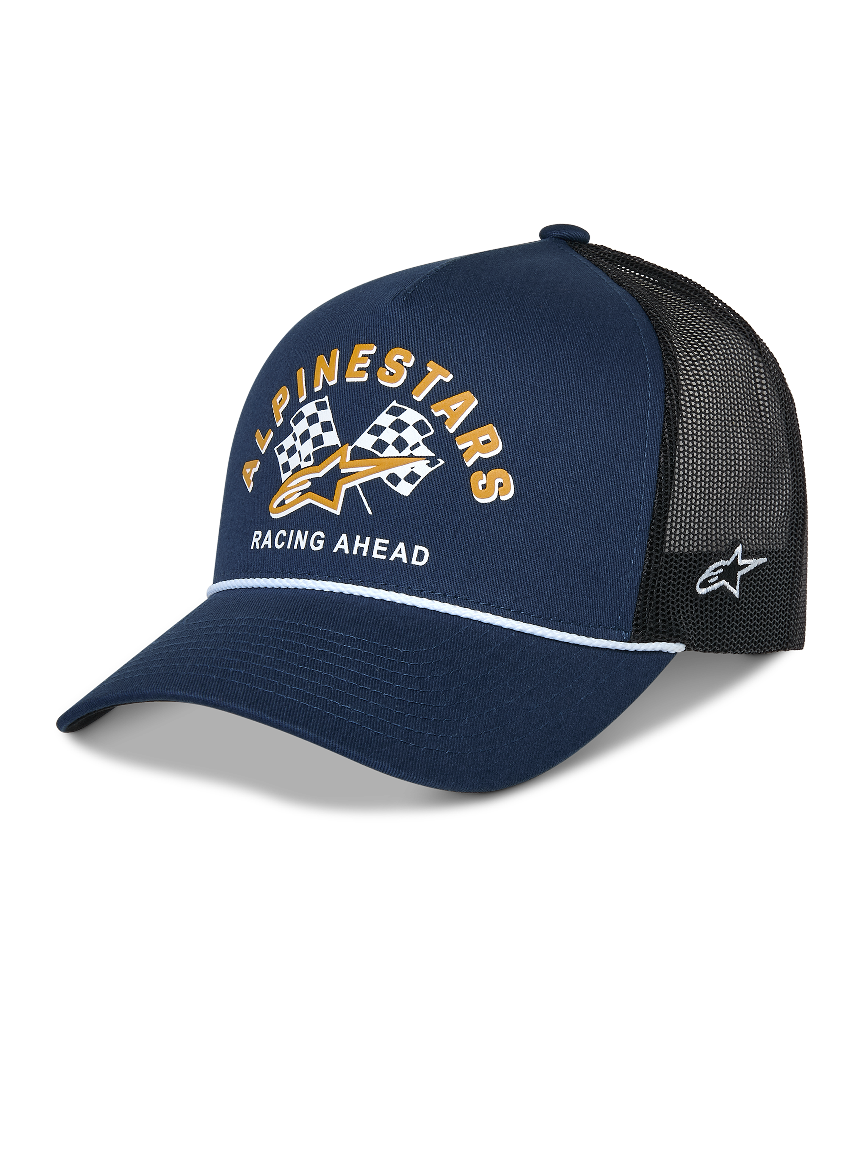 Alpinestars Finisher Trucker pet, marineblauw en zwart, gebogen klep met wit koorddetail, Alpinestars grafische print met geblokte vlaggen, gouden logo en 'Racing Ahead' tekst op de voorkant, Astars logo-borduurwerk aan de zijkant, casual motorsport-hoofdbedekking