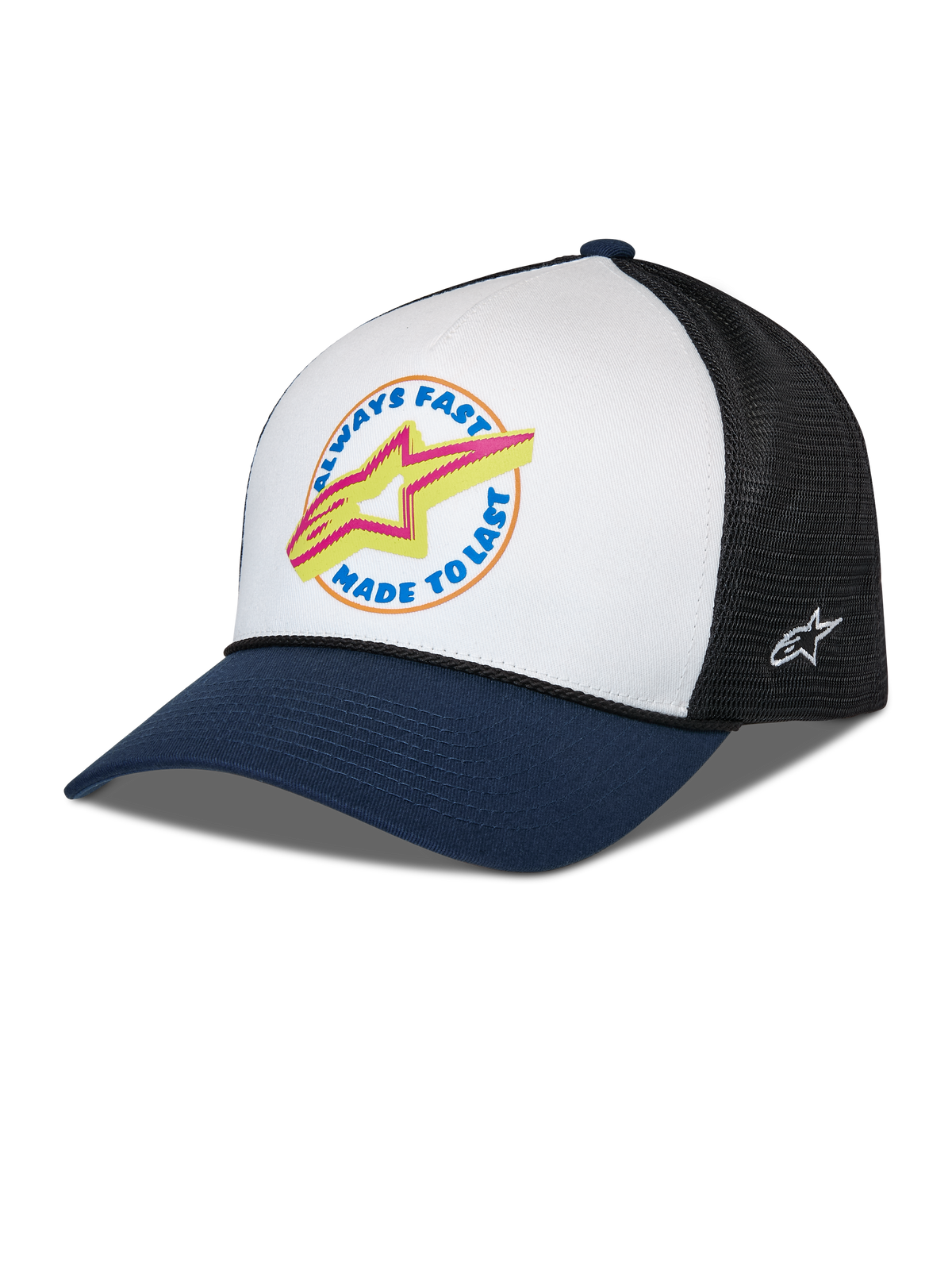 Alpinestars Aorbit Trucker Cap, Weiß, Navyblau und Schwarz, gebogener navyblauer Schirm mit weißer Frontpartie und schwarzer Mesh-Rückseite, Frontgrafik mit Always Fast Made to Last-Schriftzug und gelbem Astars-Logo, seitlich besticktes Logo, lässige vom Motorsport inspirierte Kopfbedeckung