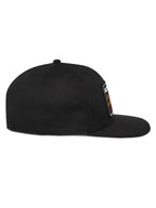 Alpinestars Intuitive snapback pet, zwart, zijaanzicht, met een platte klep en gestructureerde kroon, geborduurde logopatch op de voorkant, casual motorsport-geïnspireerde hoofdbedekking