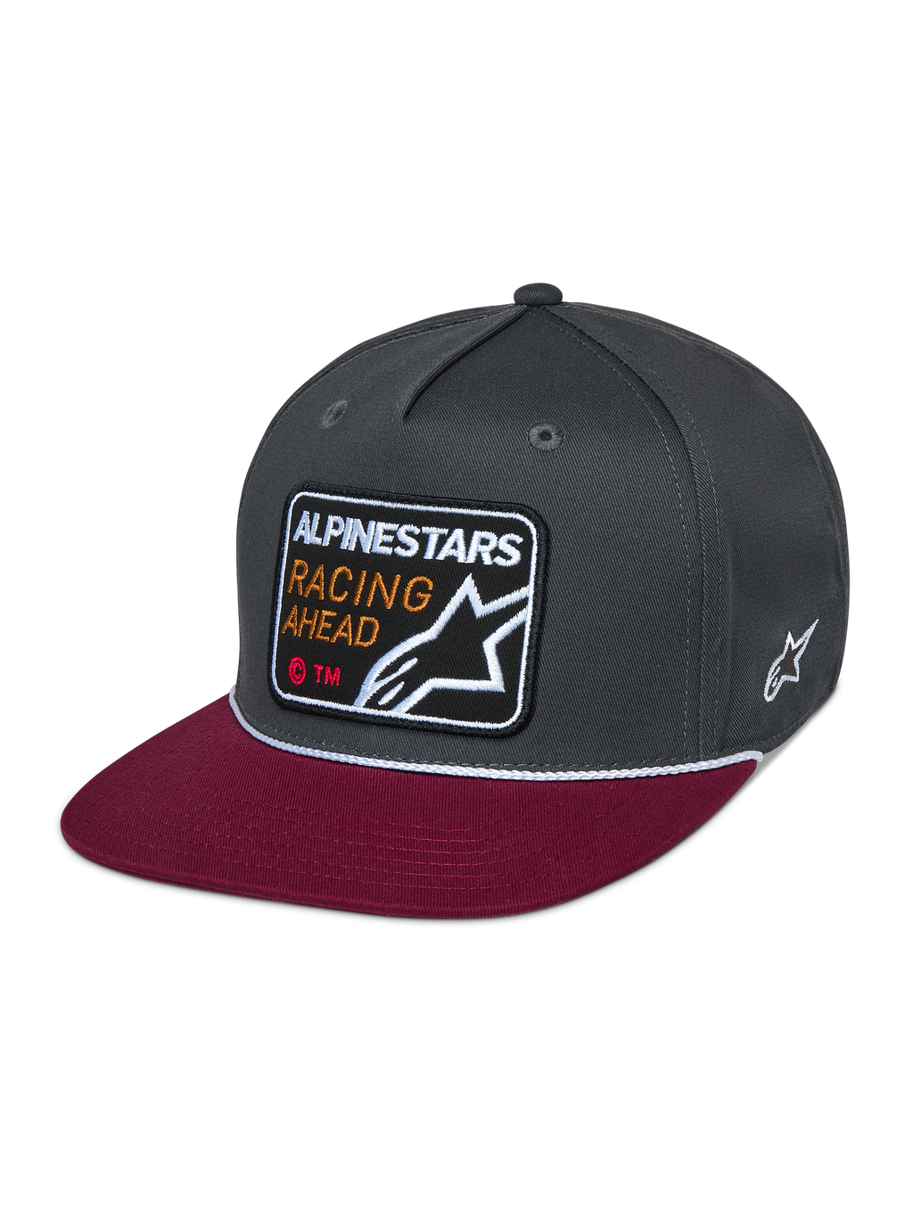 Alpinestars Intuitive Snapback pet, casual motorsport hoofddeksel, donkergrijze gestructureerde kroon met rode platte klep, wit touwdetail, geborduurde patch aan de voorzijde met 'ALPINESTARS RACING AHEAD' en sterlogo, witte geborduurde ster aan de zijkant