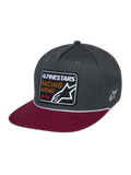 Alpinestars Intuitive Snapback pet, casual motorsport hoofddeksel, donkergrijze gestructureerde kroon met rode platte klep, wit touwdetail, geborduurde patch aan de voorzijde met 'ALPINESTARS RACING AHEAD' en sterlogo, witte geborduurde ster aan de zijkant