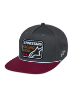 Alpinestars Intuitive Snapback pet, casual motorsport hoofddeksel, donkergrijze gestructureerde kroon met rode platte klep, wit touwdetail, geborduurde patch aan de voorzijde met 'ALPINESTARS RACING AHEAD' en sterlogo, witte geborduurde ster aan de zijkant