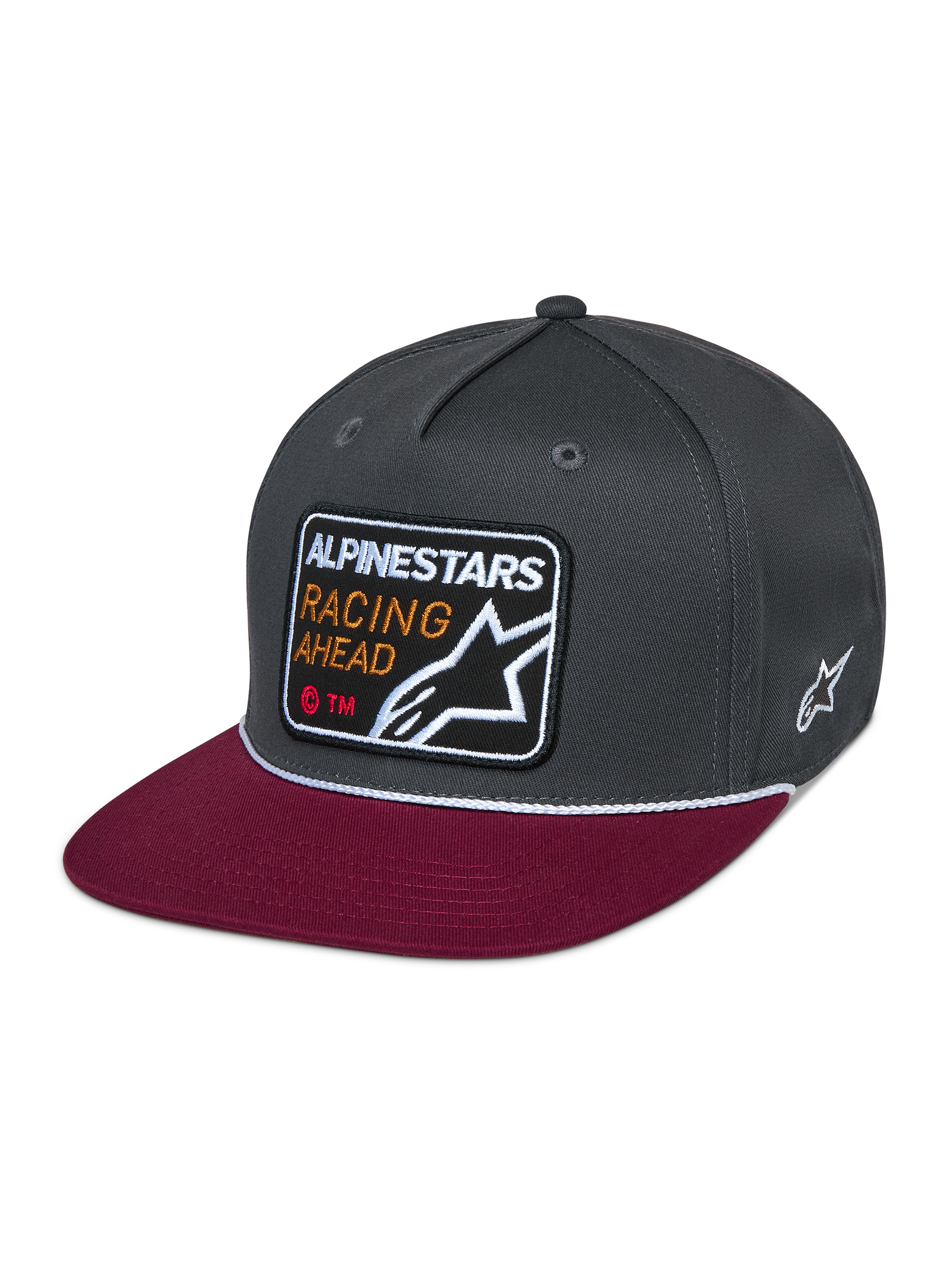 Alpinestars Intuitive Snapback pet, casual motorsport hoofddeksel, donkergrijze gestructureerde kroon met rode platte klep, wit touwdetail, geborduurde patch aan de voorzijde met 'ALPINESTARS RACING AHEAD' en sterlogo, witte geborduurde ster aan de zijkant