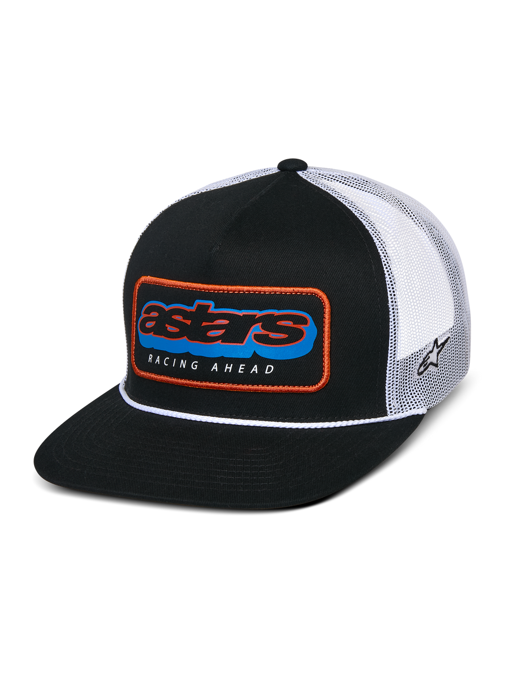Alpinestars Phosphor Trucker pet, zwart en wit, platte klep met gestructureerde kroon en wit koorddetail, meerkleurige Astars-patch op de voorkant met oranje rand en 'RACING AHEAD' tekst, ademende witte mesh achterkant met geborduurd logo aan de zijkant