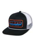 Alpinestars Phosphor Trucker pet, zwart en wit, platte klep met gestructureerde kroon en wit koorddetail, meerkleurige Astars-patch op de voorkant met oranje rand en 'RACING AHEAD' tekst, ademende witte mesh achterkant met geborduurd logo aan de zijkant