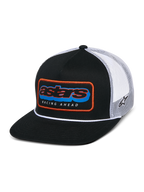 Alpinestars Phosphor Trucker pet, zwart en wit, platte klep met gestructureerde kroon en wit koorddetail, meerkleurige Astars-patch op de voorkant met oranje rand en 'RACING AHEAD' tekst, ademende witte mesh achterkant met geborduurd logo aan de zijkant