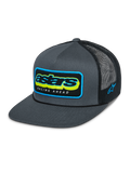 Alpinestars Phosphor Trucker pet, Charcoal Black, grijze twill voorkant met zwart mesh achterpand, levendig meerkleurig Astars-logo met 'Racing Ahead' tekst, platte klep, geborduurd logo aan de zijkant, casual motorsport-geïnspireerde pet