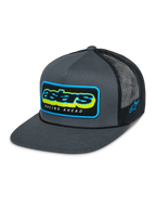 Alpinestars Phosphor Trucker pet, Charcoal Black, grijze twill voorkant met zwart mesh achterpand, levendig meerkleurig Astars-logo met 'Racing Ahead' tekst, platte klep, geborduurd logo aan de zijkant, casual motorsport-geïnspireerde pet