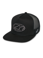 Alpinestars Contender Trucker Pet, zwarte snapback cap, platte klep, ovale patch op de voorkant met geblokt Astars-logo en Racing Ahead-tekst, zwarte mesh achterzijde, geborduurd logo aan de zijkant, casual motorsport streetwear