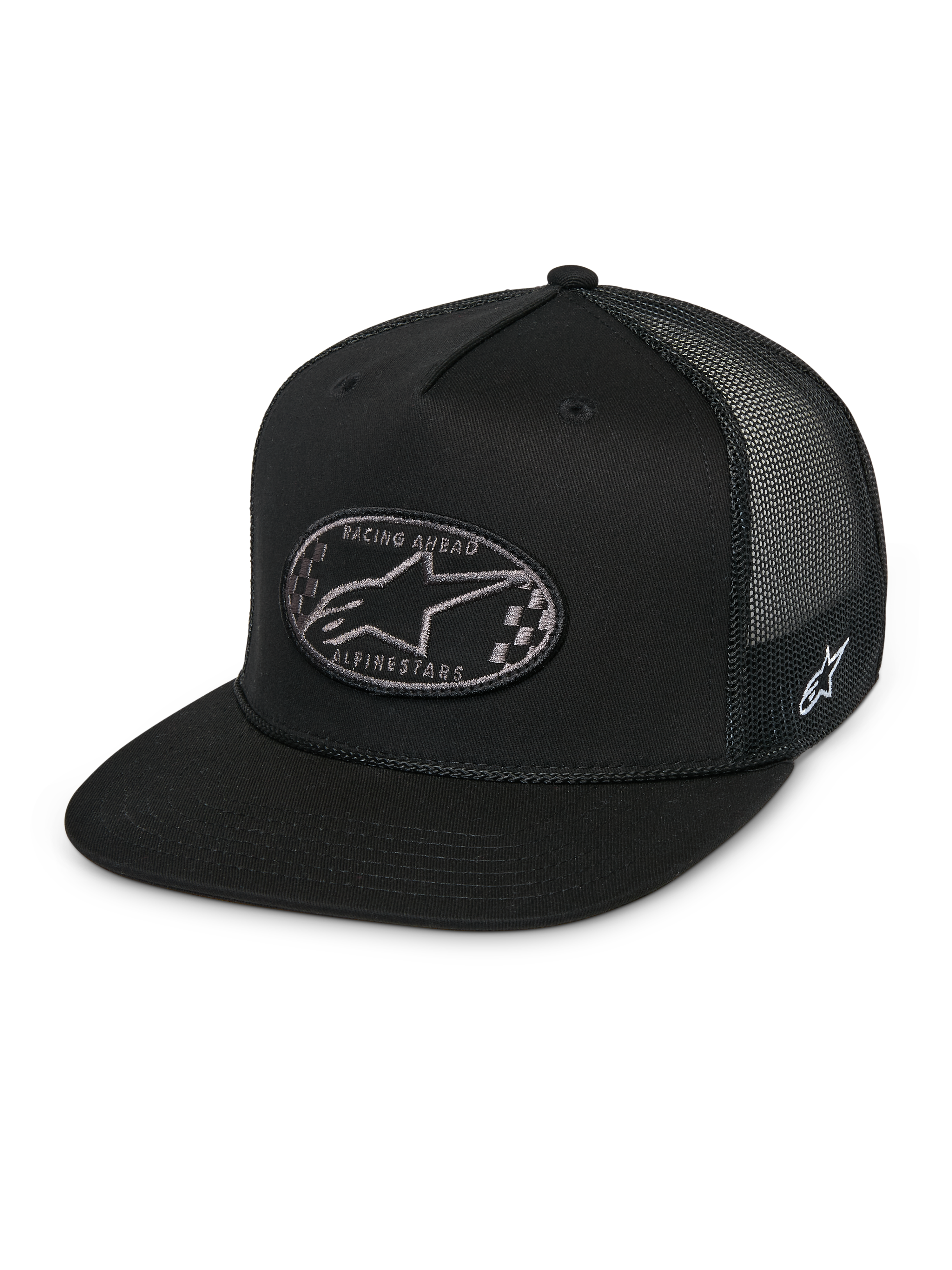 Alpinestars Contender Trucker Pet, zwarte snapback cap, platte klep, ovale patch op de voorkant met geblokt Astars-logo en Racing Ahead-tekst, zwarte mesh achterzijde, geborduurd logo aan de zijkant, casual motorsport streetwear