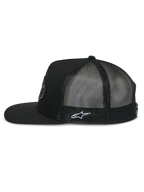 Alpinestars Contender Trucker pet, zijprofiel, zwart, platte klep met gestructureerde kroon, ademende poly mesh achterkant, voorzien van wit geborduurd Astars-logo op de zijkant, casual lifestyle pet geïnspireerd op motorsport