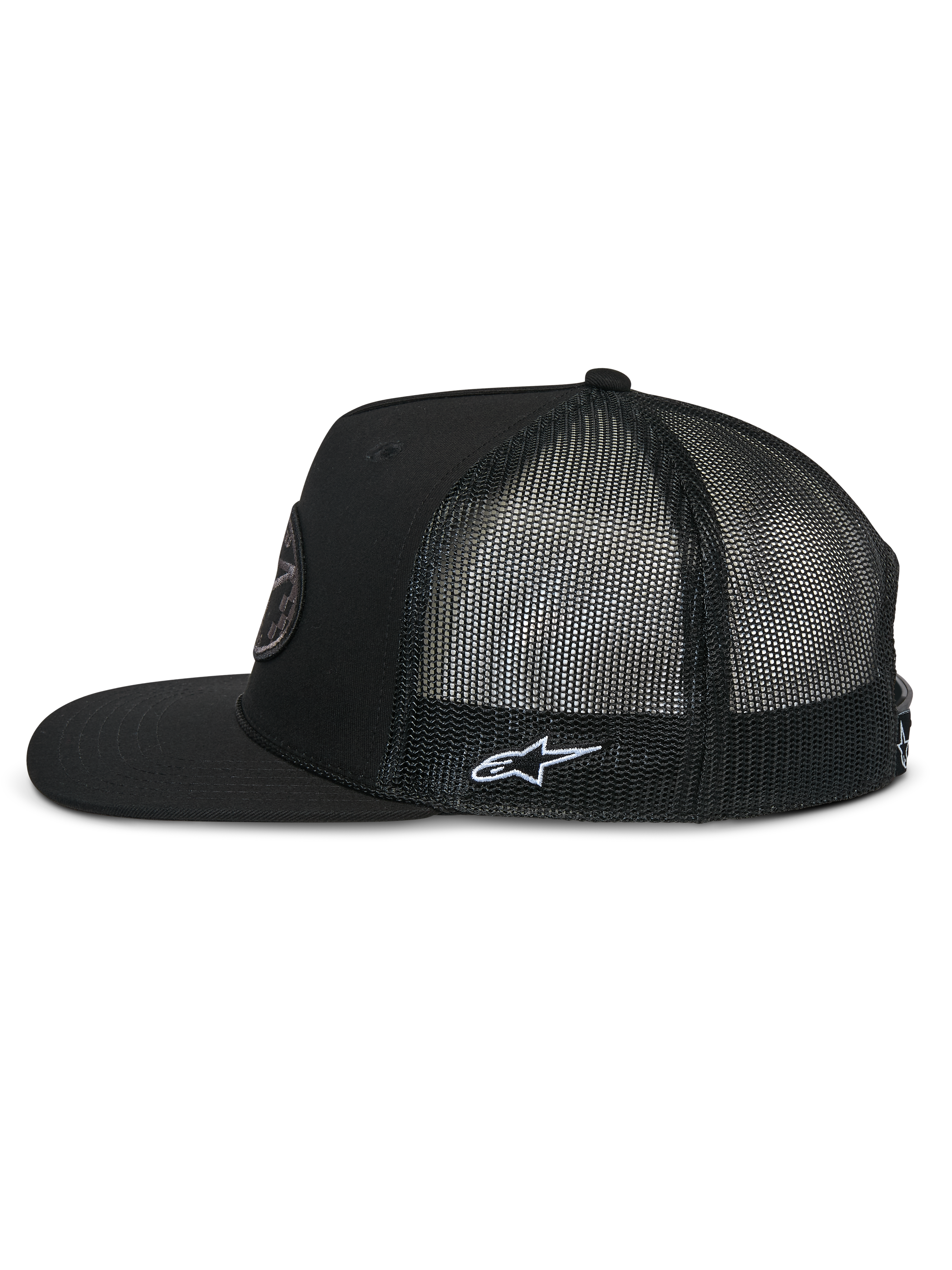 Alpinestars Contender Trucker pet, zijprofiel, zwart, platte klep met gestructureerde kroon, ademende poly mesh achterkant, voorzien van wit geborduurd Astars-logo op de zijkant, casual lifestyle pet geïnspireerd op motorsport