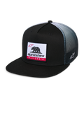 Alpinestars Cali Gradient Trucker Hat, trucker pet, zwart met grijze mesh achterzijde met kleurverloop, voorzien van een geweven Cali Bear labelpatch met rode accenten, platte klep, geborduurd Astars-logo aan de zijkant, casual sportkleding