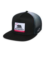Alpinestars Cali Gradient Trucker Hat, trucker pet, zwart met grijze mesh achterzijde met kleurverloop, voorzien van een geweven Cali Bear labelpatch met rode accenten, platte klep, geborduurd Astars-logo aan de zijkant, casual sportkleding
