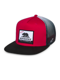 Alpinestars Cali Gradient Trucker-pet, rood, zwart en wit, gestructureerde rode kroon met zwarte platte klep, grijze mesh achterkant met kleurverloop, voorzien van een geweven Cali Bear-patch en geborduurd logo aan de zijkant, casual motorsport hoofddeksel