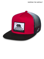 Alpinestars Cali Gradient Trucker Kappe, flacher Schirm, Rot, Schwarz und Weiß, mit Cali Bear Logo-Aufnäher vorne und atmungsaktiver Mesh-Rückseite