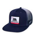 Alpinestars Cali Gradient Trucker pet, snapback cap, marineblauw en wit, voorzien van een platte klep, geweven patch met California bear aan de voorzijde, poly mesh achterzijde met kleurverloop en geborduurd Astars-logo op de zijkant
