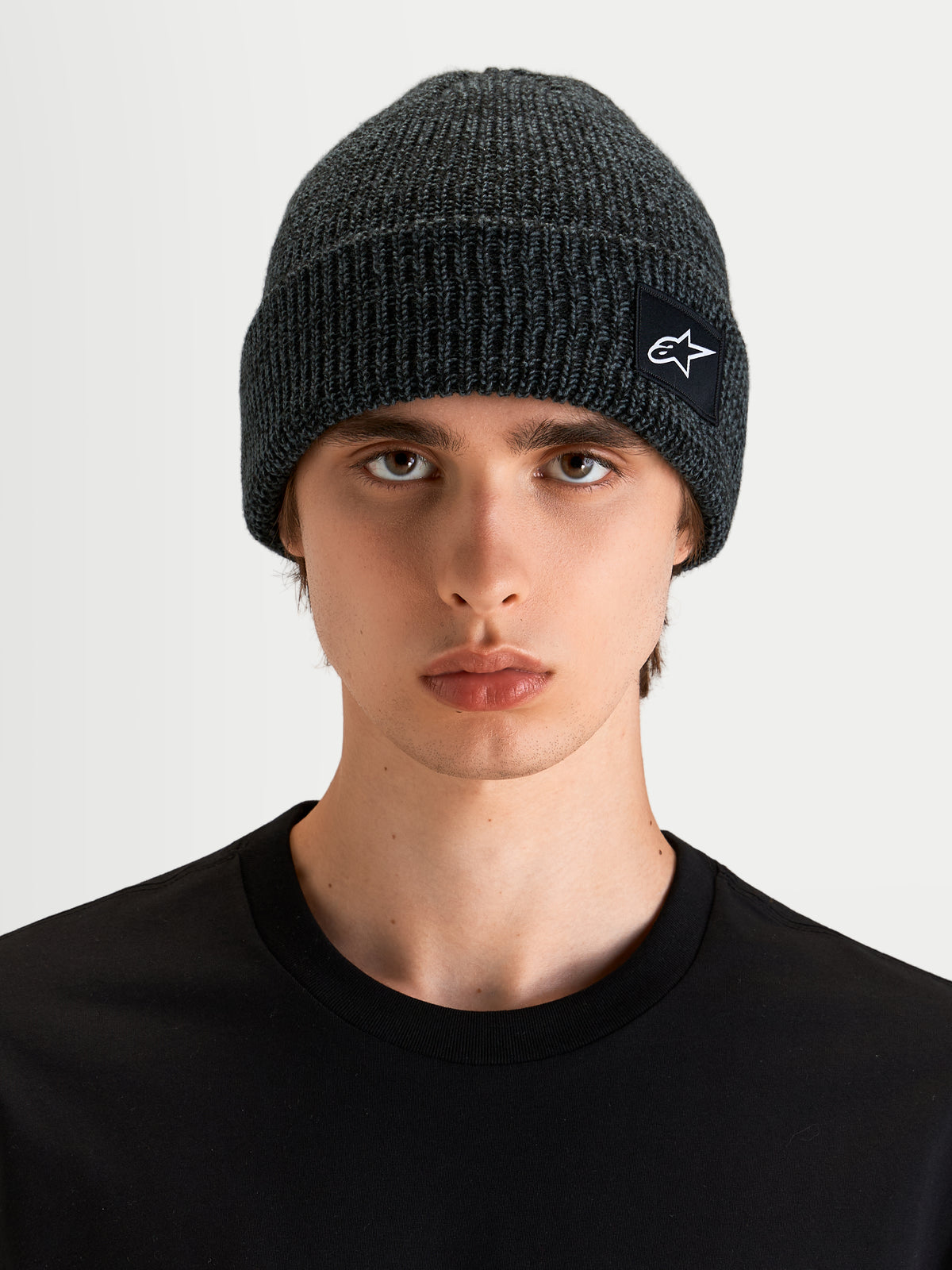 Alpinestars Unload Rib Cuff muts, sportswear gebreide muts in donkergrijs melange, gedragen door een model, met ribgebreid ontwerp en SAstars geweven patchlogo