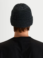 Alpinestars Bonnet Unload Rib Cuff, bonnet sportswear en gris anthracite chiné, vue de dos sur un modèle montrant la construction en maille jersey tricotée et le revers rabattu