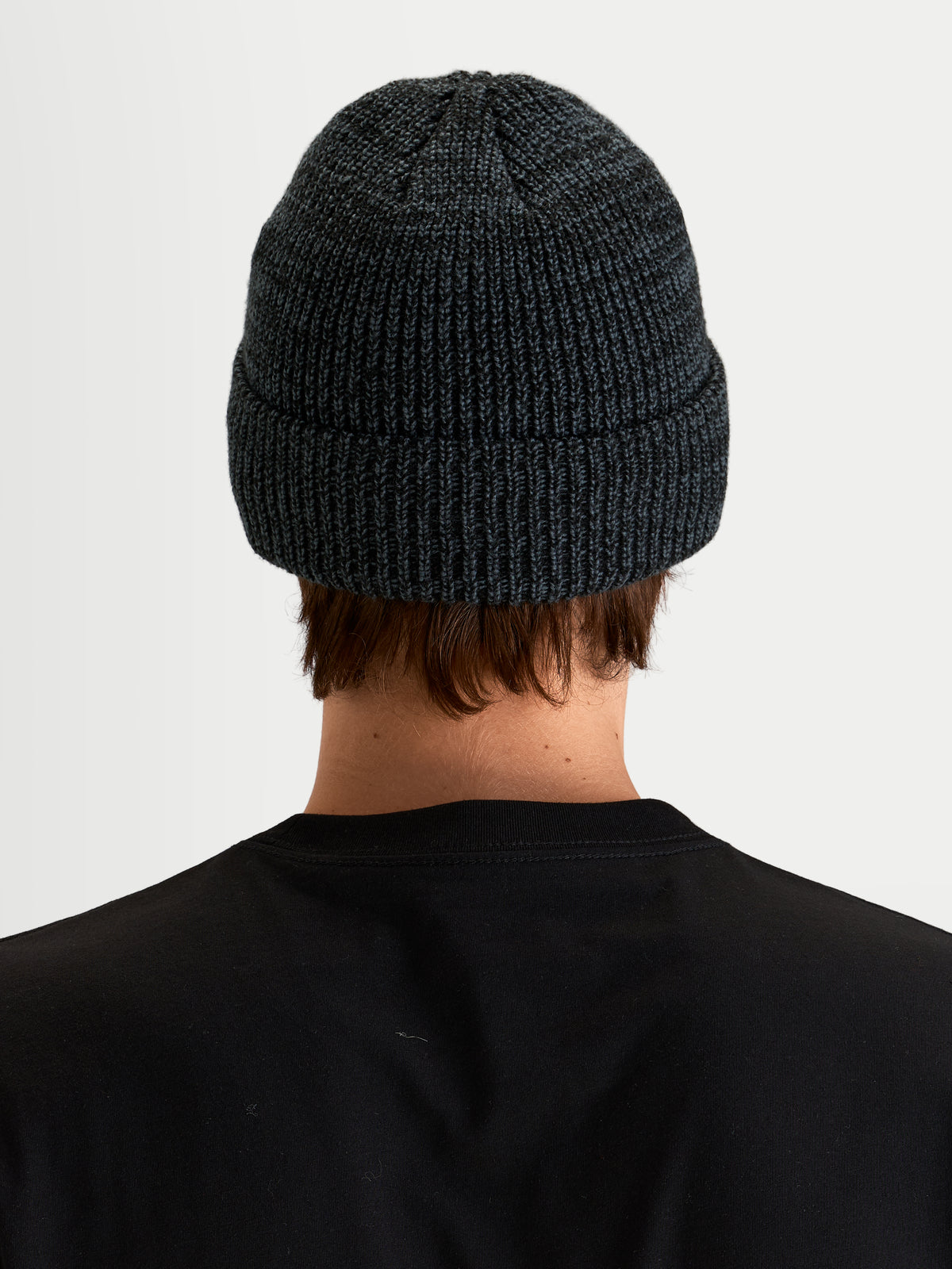 Alpinestars Bonnet Unload Rib Cuff, bonnet sportswear en gris anthracite chiné, vue de dos sur un modèle montrant la construction en maille jersey tricotée et le revers rabattu