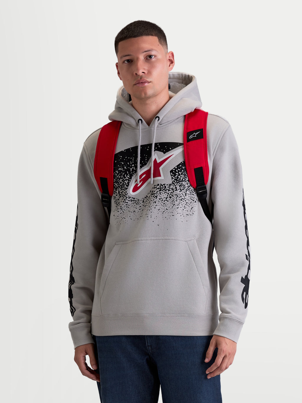 Alpinestars GFX Boss rugzak, 20L urban sportswear dagrugzak voor heren en dames, rood en zwart, duurzaam 600D polyester, vooraanzicht op model met verstelbare air-mesh schouderbanden en verhoogde siliconen branding.