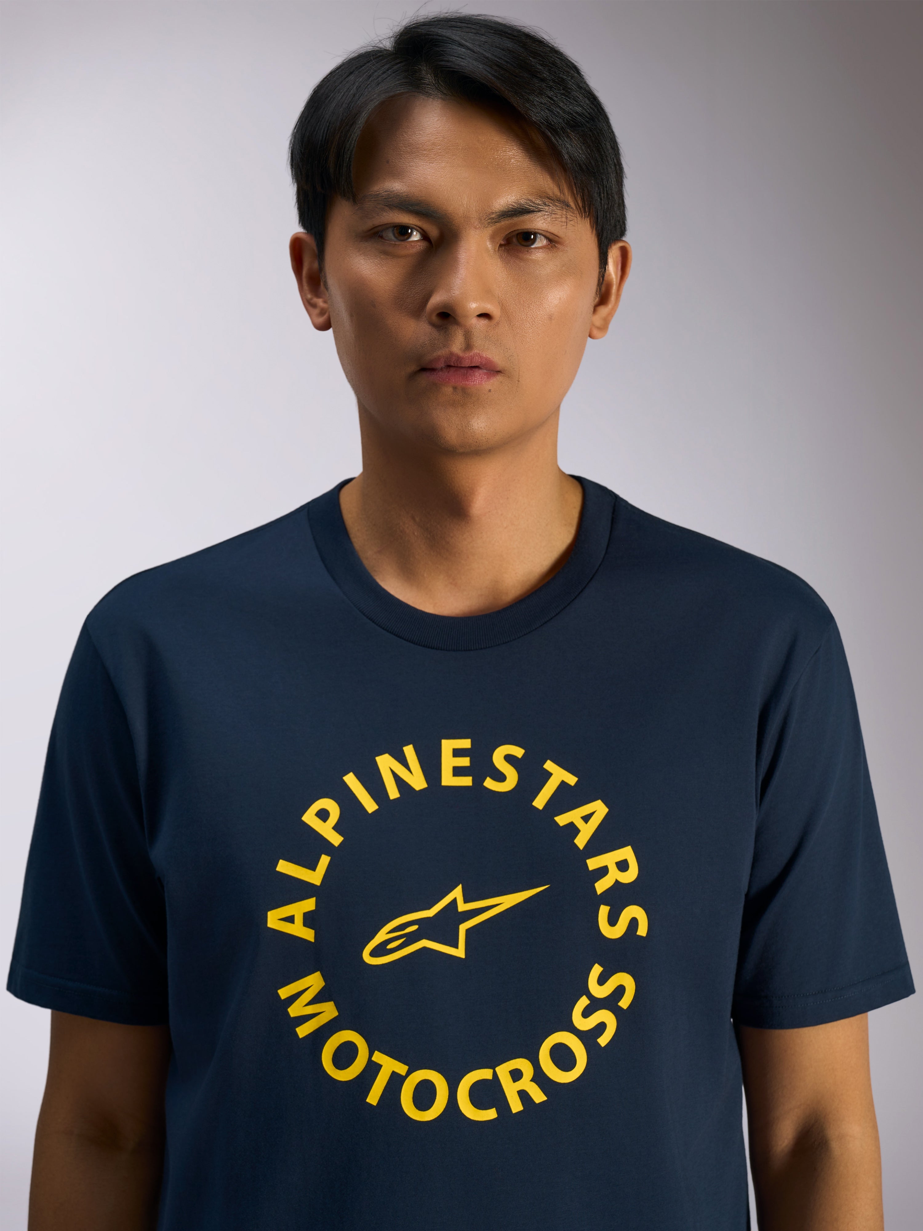 Alpinestars MX CSF Tee, T-shirt met korte mouwen, marineblauw, gele cirkelvormige Alpinestars Motocross-grafiek met sterlogo, casual motorsport streetwear