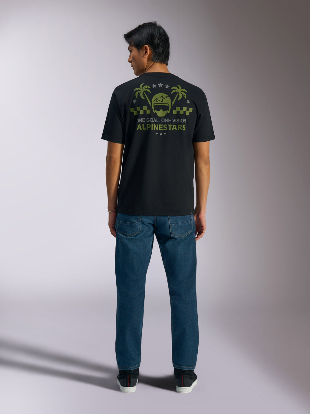 Alpinestars Order CSF Tee, t-shirt à manches courtes, noir, vue de dos présentant un motif de casque vert olive et de palmiers avec le texte « One Goal One Vision », vêtement streetwear décontracté