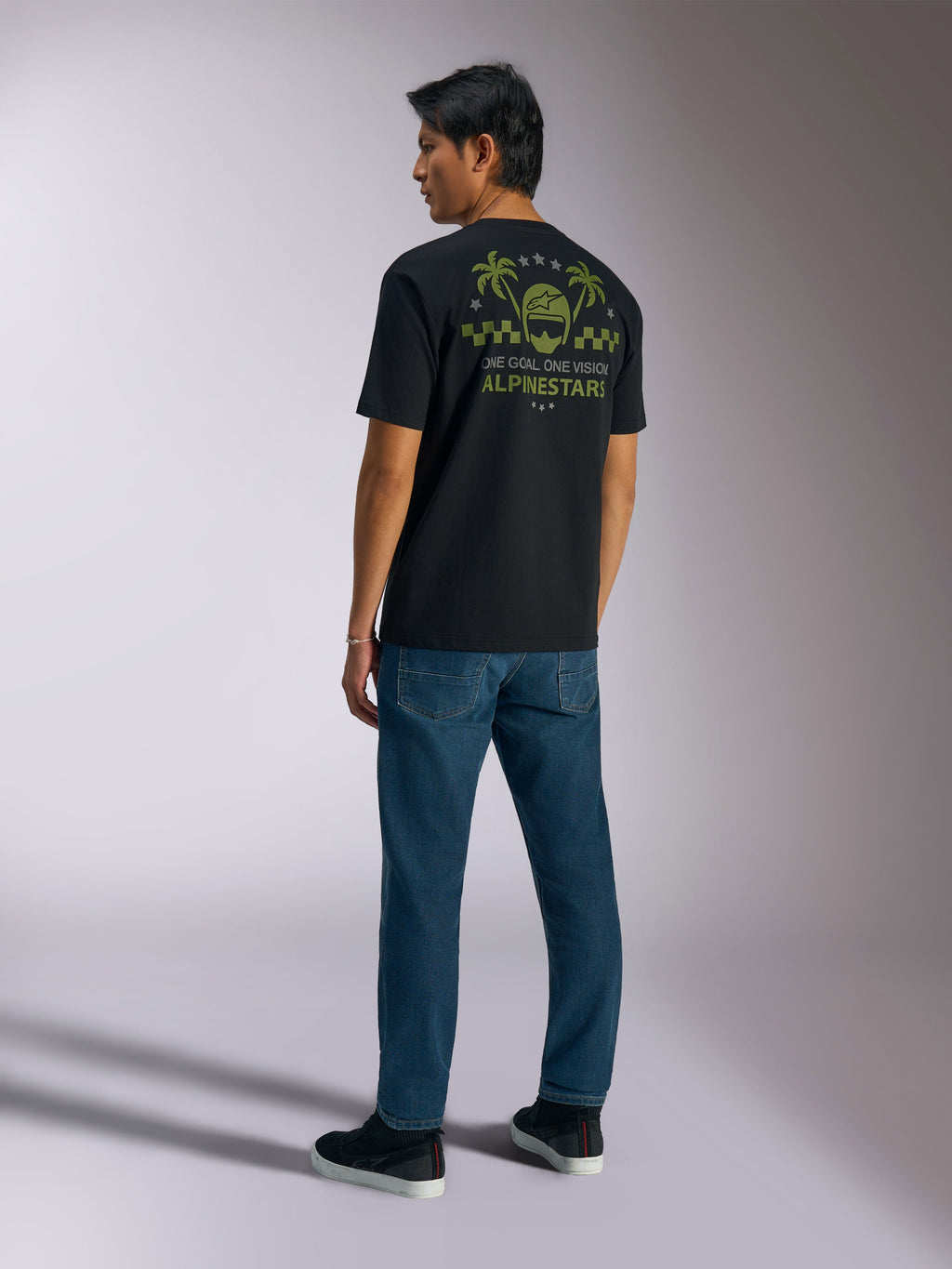 T-shirt Alpinestars Order CSF, t-shirt à manches courtes, noir, vue de dos avec graphique de casque vert et de palmiers, texte « One Goal. One Vision. », streetwear décontracté inspiré du sport automobile