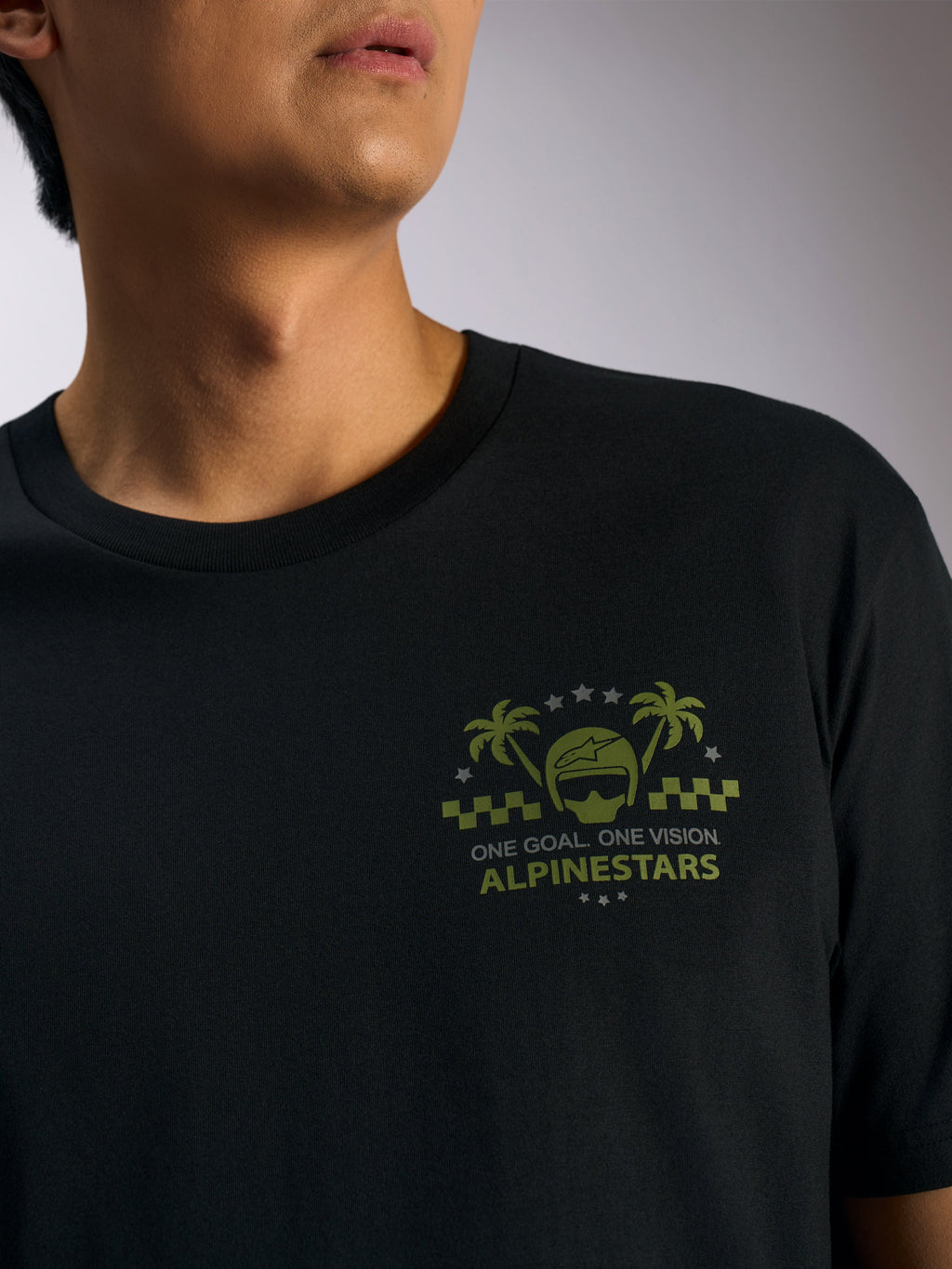 T-shirt Alpinestars Order CSF, t-shirt à manches courtes, noir, graphisme de casque et de palmiers vert olive sur la poitrine avec le texte « ONE GOAL. ONE VISION. », streetwear décontracté de sport automobile