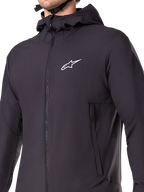Veste thermique Alpinestars A-Dura, veste de VTT noire, gros plan sur le tissu technique isolant, conception légère et respirante pour le cyclisme tout-terrain par temps froid