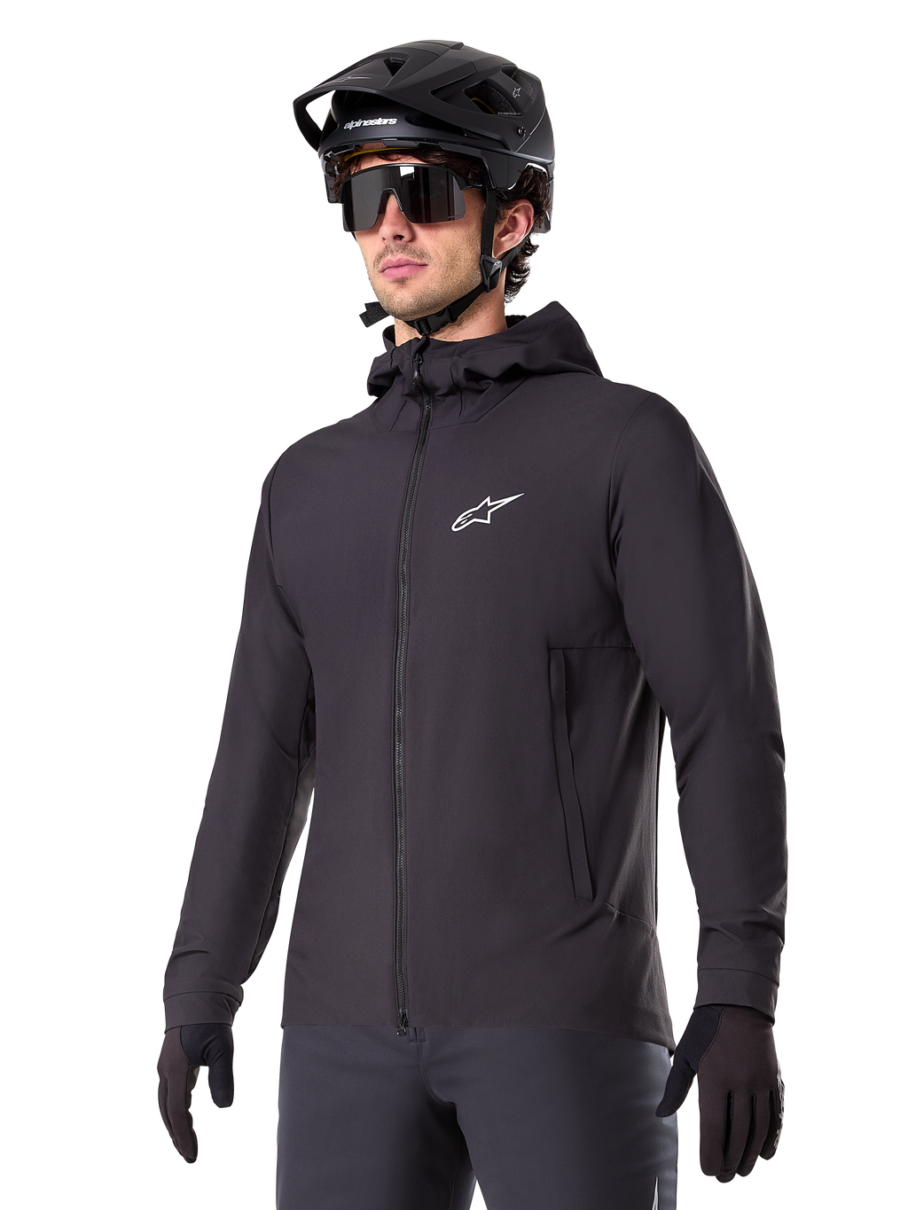 Veste thermique Alpinestars A-Dura, veste de cyclisme noire, modèle à capuche avec fermeture éclair frontale, logo étoile blanc sur la poitrine, portée avec casque de VTT et gants noirs, équipement de performance pour le VTT par temps froid