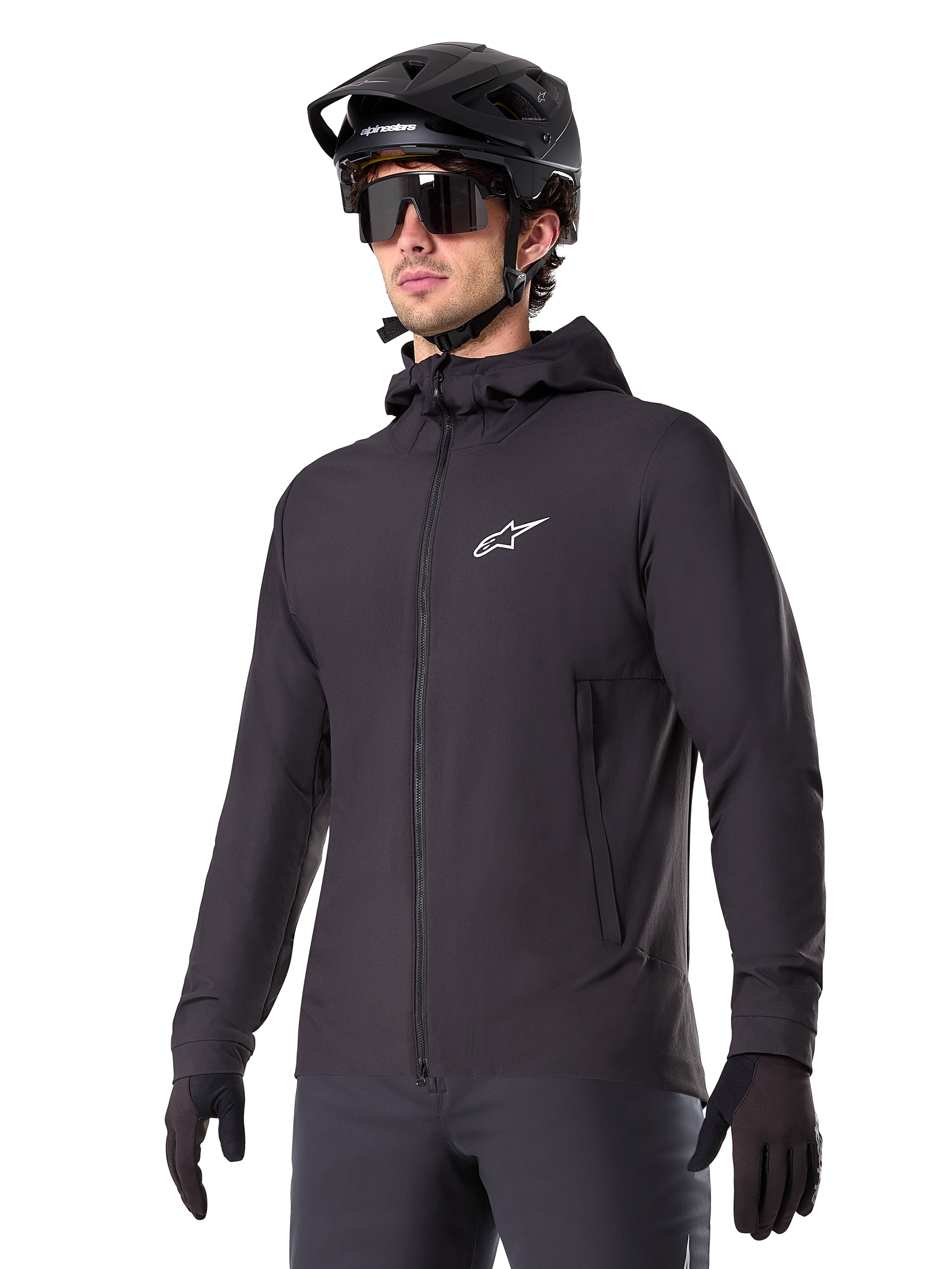 Veste thermique Alpinestars A-Dura, veste de cyclisme noire, modèle à capuche avec fermeture éclair frontale, logo étoile blanc sur la poitrine, portée avec casque de VTT et gants noirs, équipement de performance pour le VTT par temps froid